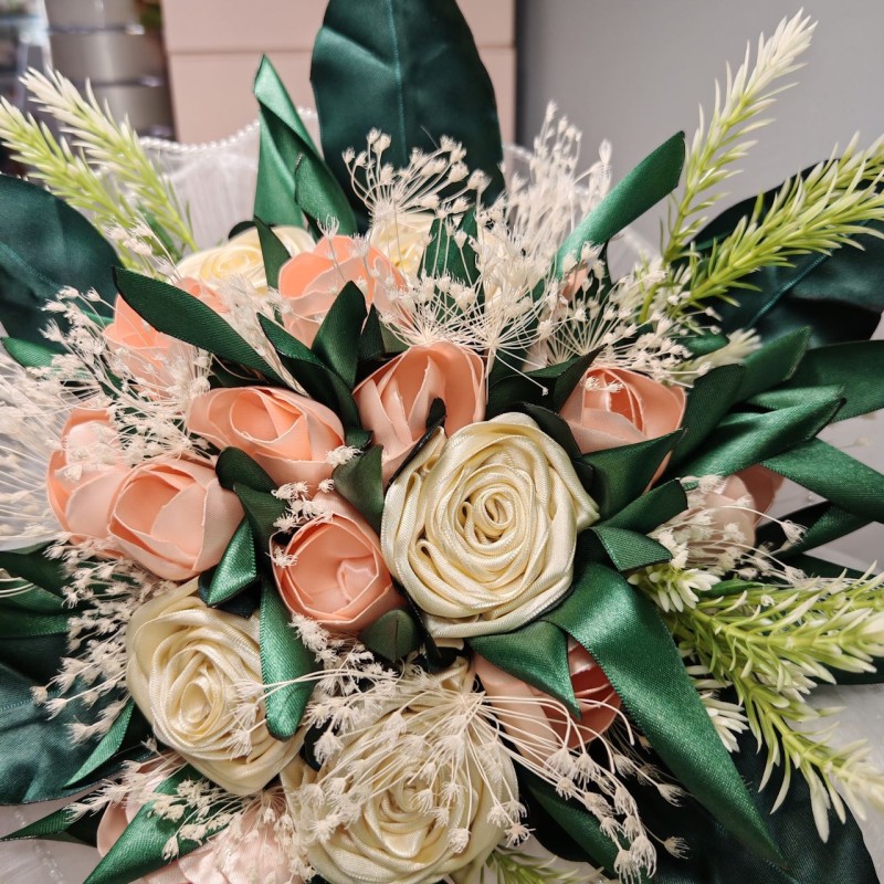 Bouquet in tessuto con rose e tulipani