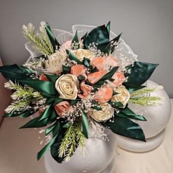 Bouquet in tessuto con rose e tulipani