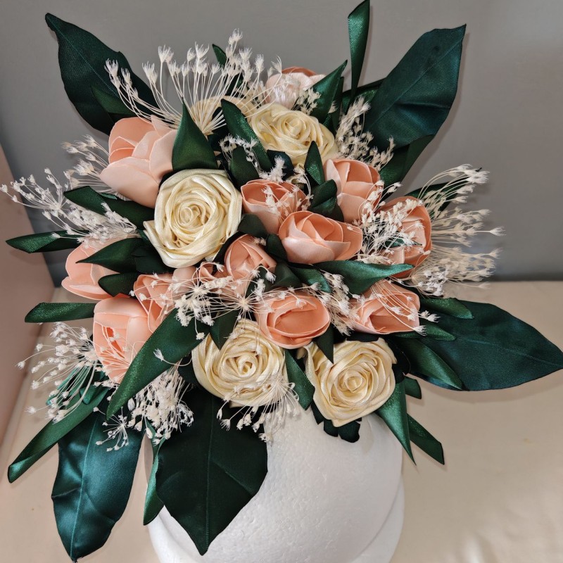Bouquet in tessuto con rose e tulipani