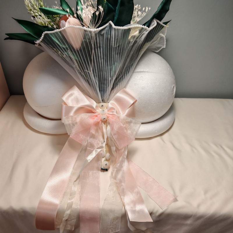 Bouquet in tessuto con rose e tulipani