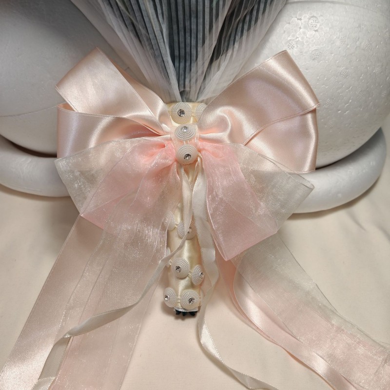 Bouquet in tessuto con rose e tulipani