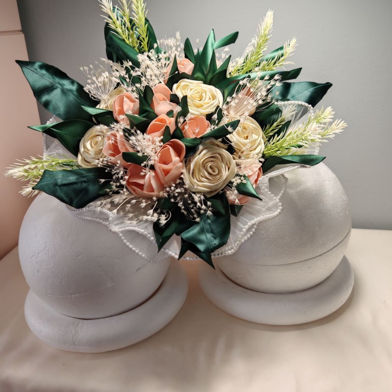 Bouquet in tessuto con rose e tulipani