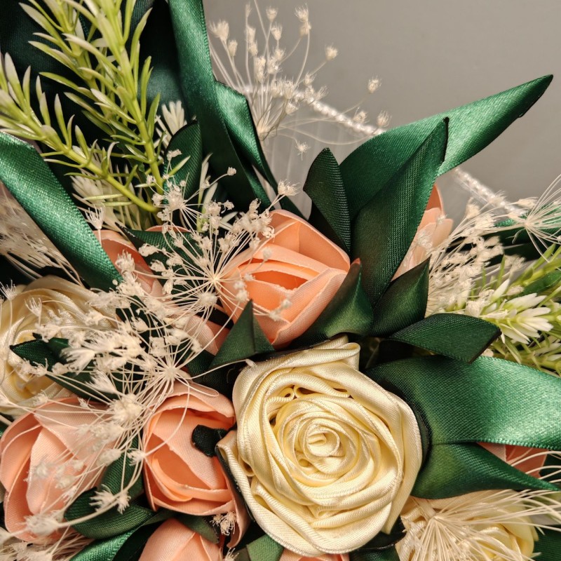 Bouquet in tessuto con rose e tulipani