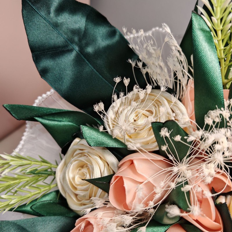 Bouquet in tessuto con rose e tulipani