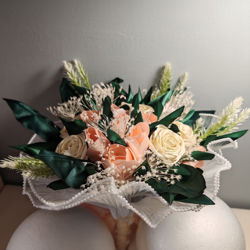 Bouquet in tessuto con rose e tulipani