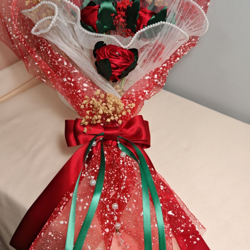 Set composto da Corona dAlloro Modello 4 e Boquet da 7 rose in tessuto